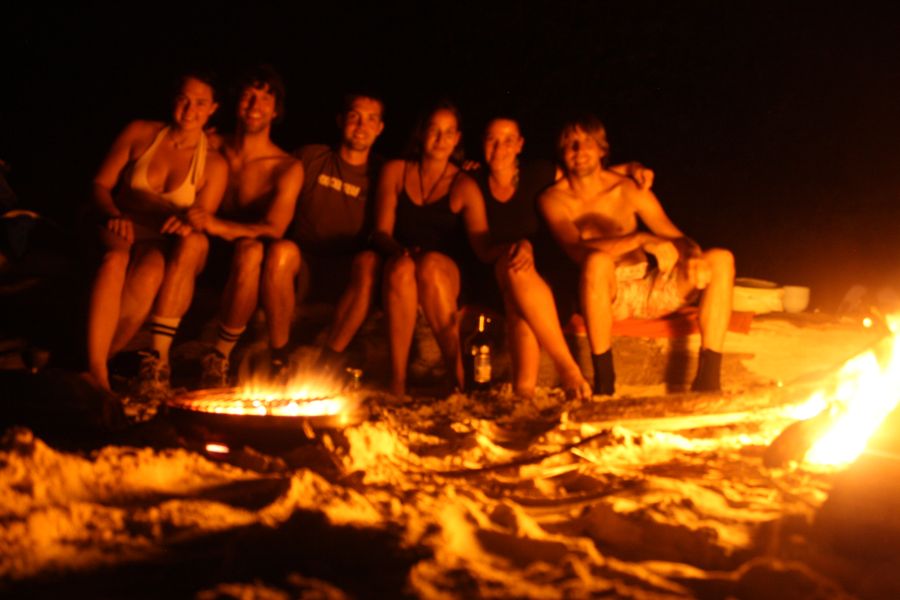 Die Hugo-Crew am Lagerfeuer. (Foto: Ins)